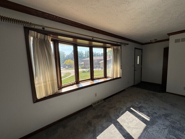 Building Photo - 3 bedroom 2 bath home with a bonus room in Davenport