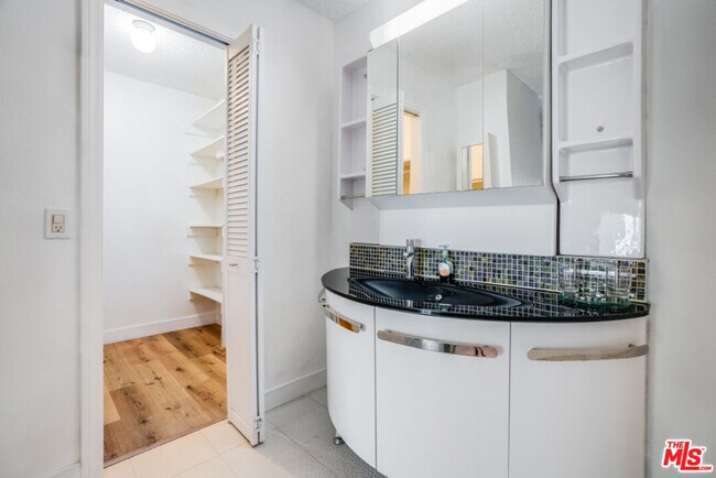 Building Photo - 4612 Park Granada