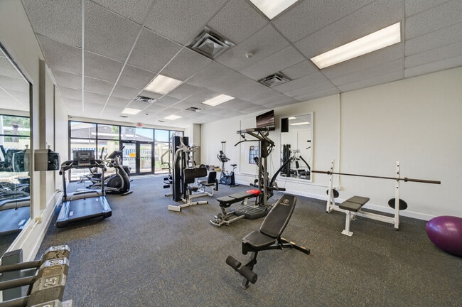 Building Photo - 9850 S Thomas Dr