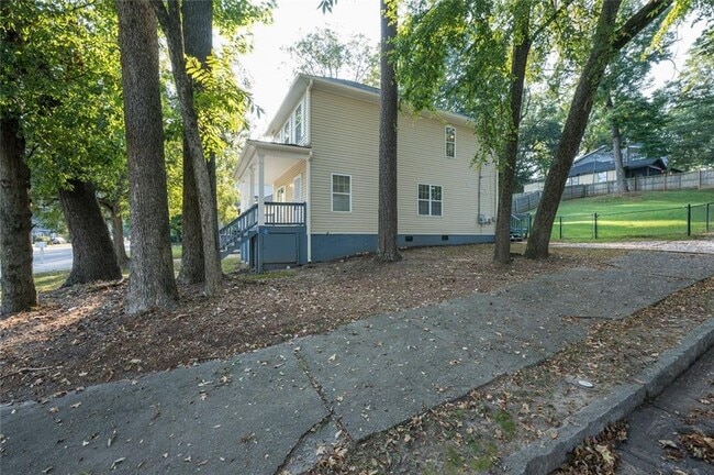 Building Photo - 1331 Memorial Dr SE