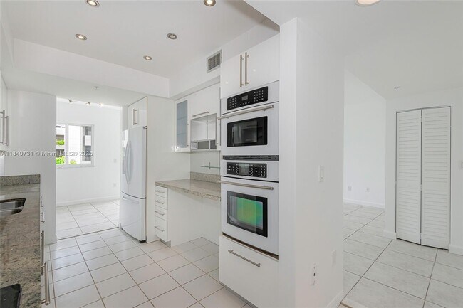 Building Photo - 50 Ocean Ln Dr