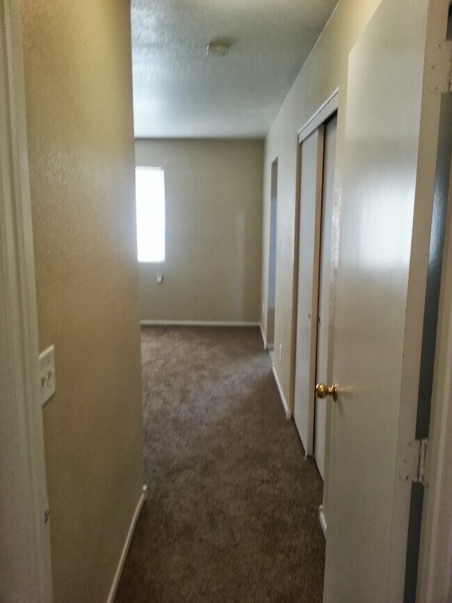 Building Photo - Charming 3 Bedroom 2 Bathroom Home!!
