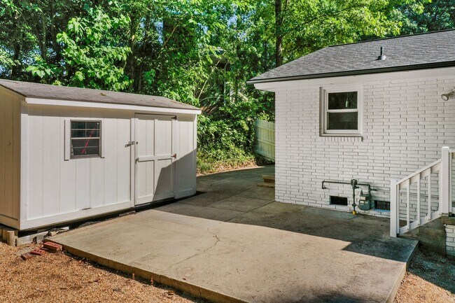 Building Photo - Gorgeous 3 Bedroom, 2 Bath Split-level home in Brentwood - High-end Renovation, Pet Friendly!