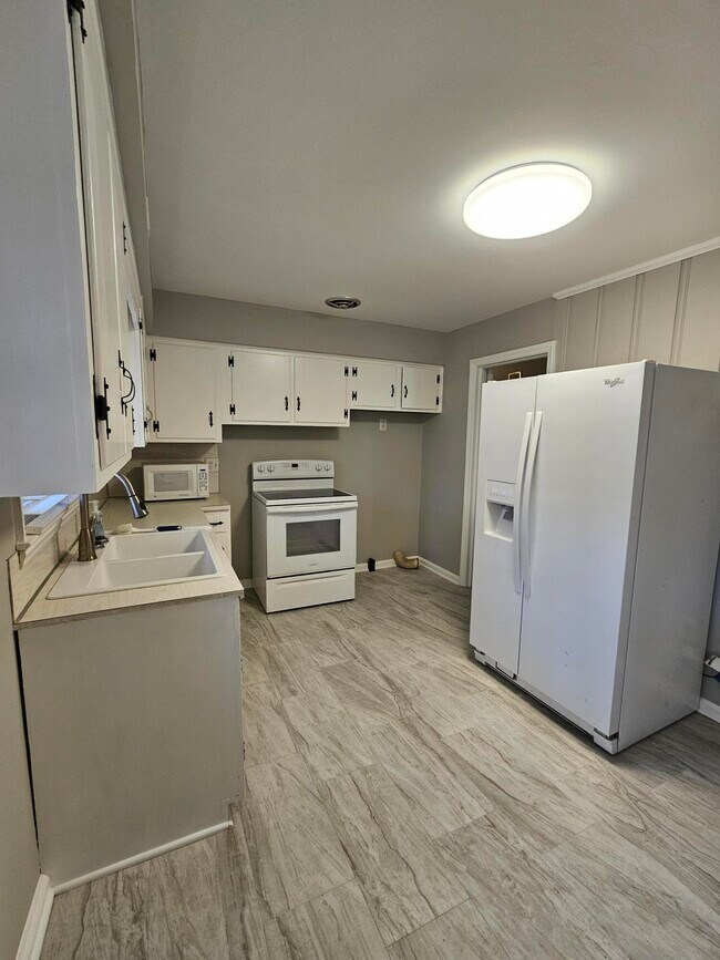 Building Photo - 384 Mimosa Cir