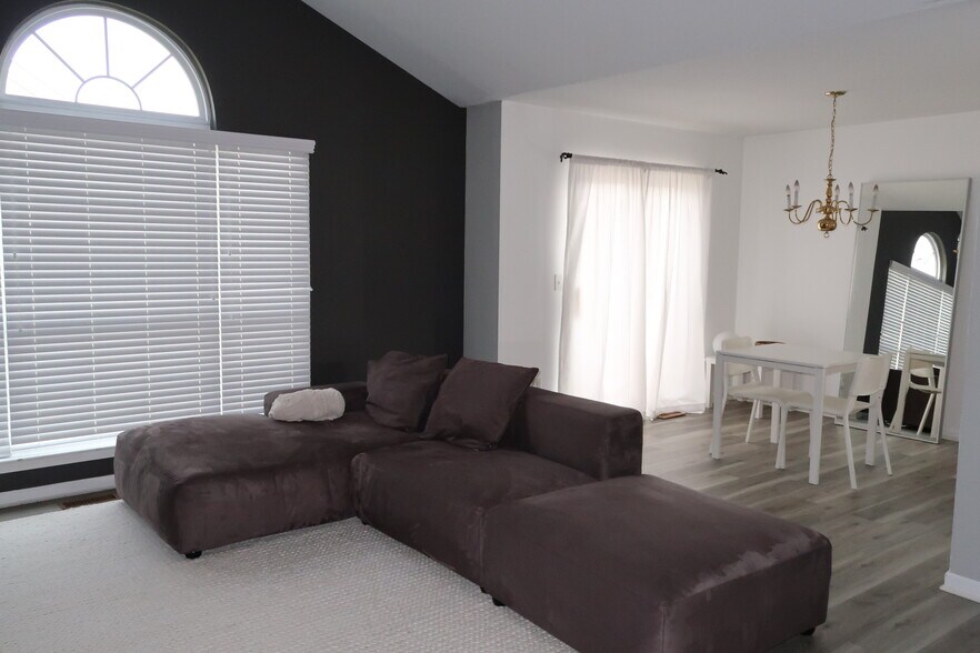 Building Photo - 16468 Radison Dr