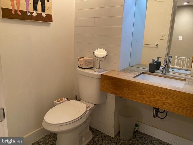 Building Photo - 1221 S Warnock St