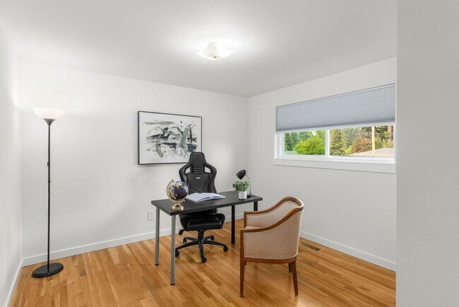 Building Photo - 5bd/3.5ba Bellevue Home