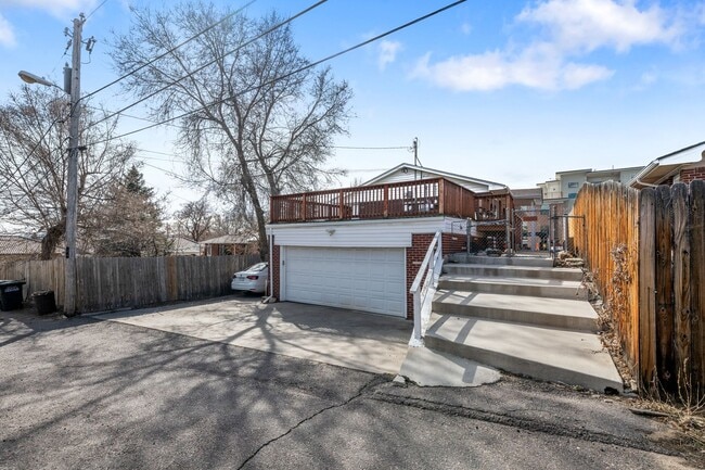 Building Photo - Gorgeous Furnished Two Bedroom in Sloans L...