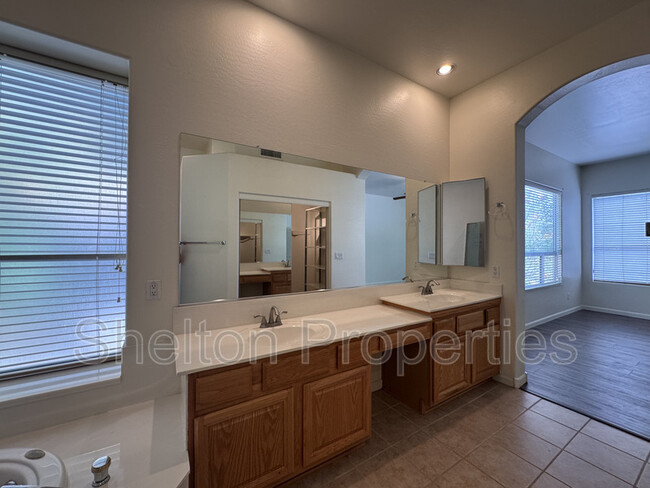 Building Photo - 1313 W Straford Ave