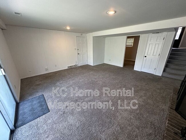 Building Photo - 209 NW Highland Ln