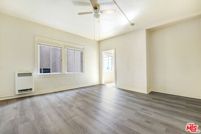 Building Photo - 807 S Fedora St