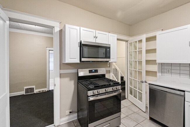 Building Photo - Charming 3-Bedroom Home | 1 Bath | In-Unit...