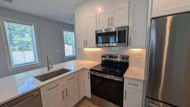 Building Photo - 122 Kenrick St