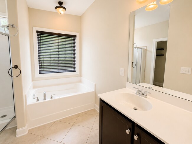 Building Photo - Spacious & Beautifully Maintained Home in a Quiet Cul-De-Sac