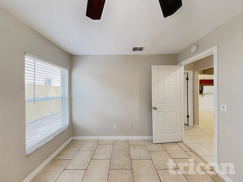 Building Photo - 2810 Manor Hill Drive Brandon FL