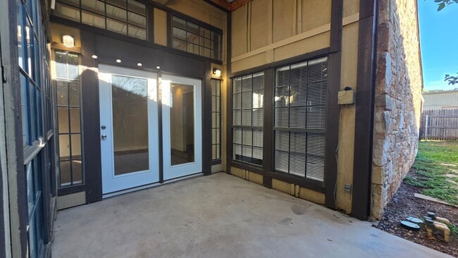 Building Photo - Comfortable 3 bedroom, 2 bath townhome AVA...