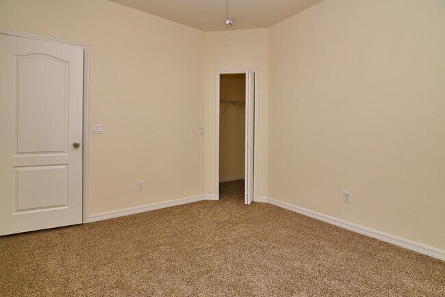 Building Photo - Lovely Town Home Available