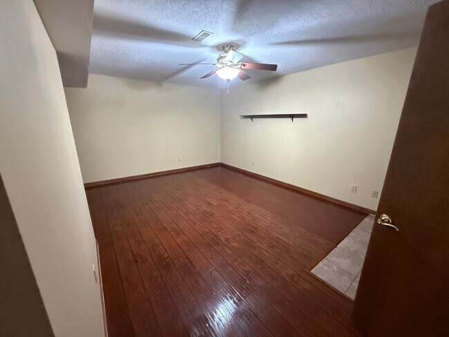 Building Photo - Big on Space. Big on Convenience. Big on Comfort.