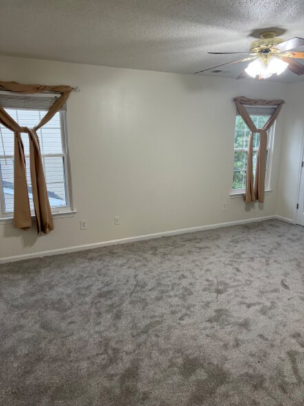 Building Photo - 2633 Pender Dr