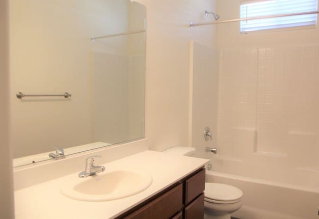 Building Photo - 717 Suzanne Dr