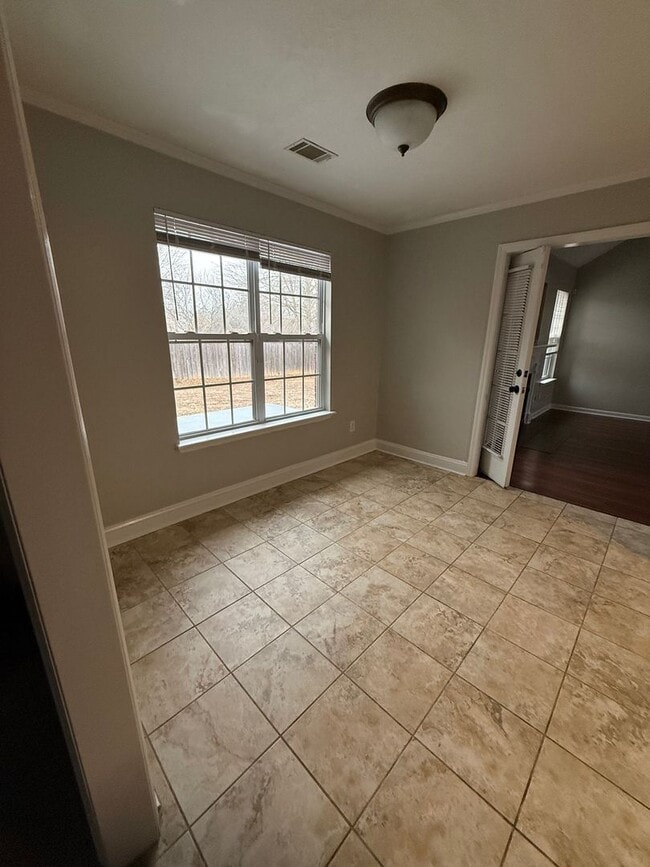 Building Photo - HOME FOR LEASE 4 BR 2 BATH RANCHSTYLE  SPLIT FLOOR PLAN AND OPEN  LARGE  FENCED BACKYARD  CONVENI...