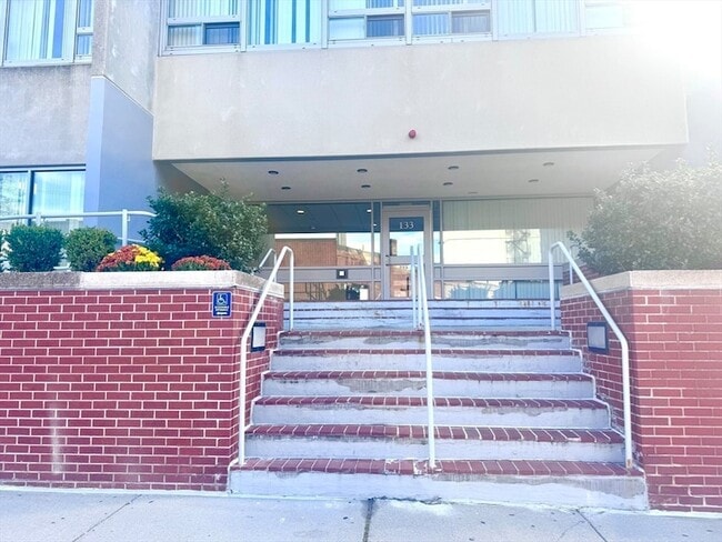 Building Photo - 133 Park St