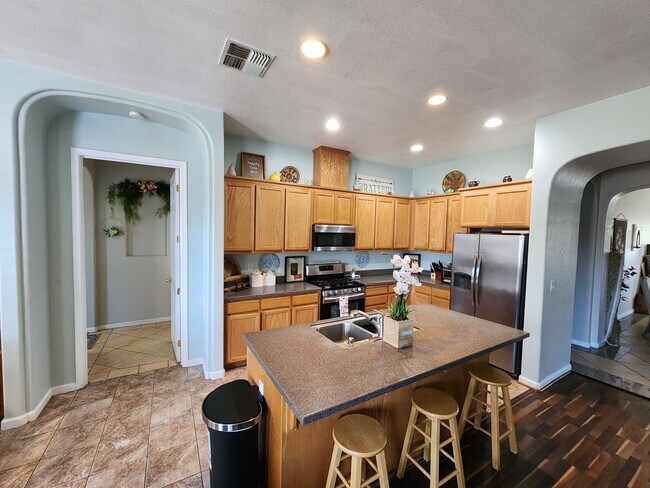 Building Photo - Beautiful Newman Home!