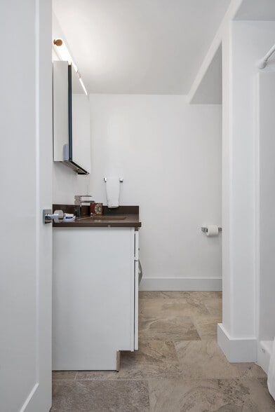 Building Photo - 48 Wilmot St