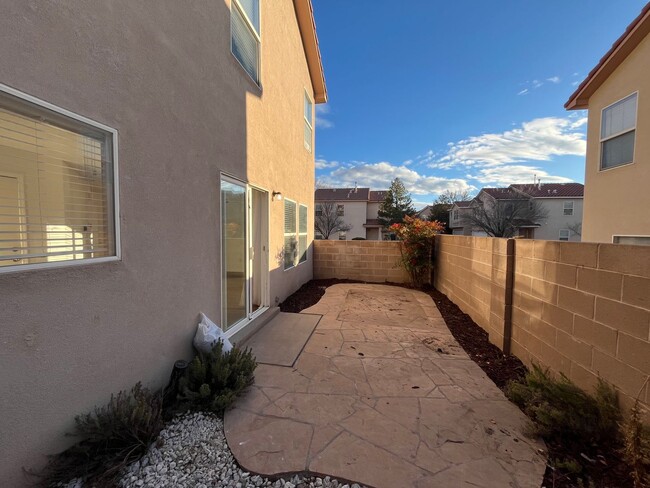 Building Photo - Nice 3 Bedroom 2.5 Bathroom Located In A G...