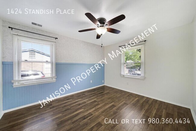 Building Photo - 1424 Standish Pl