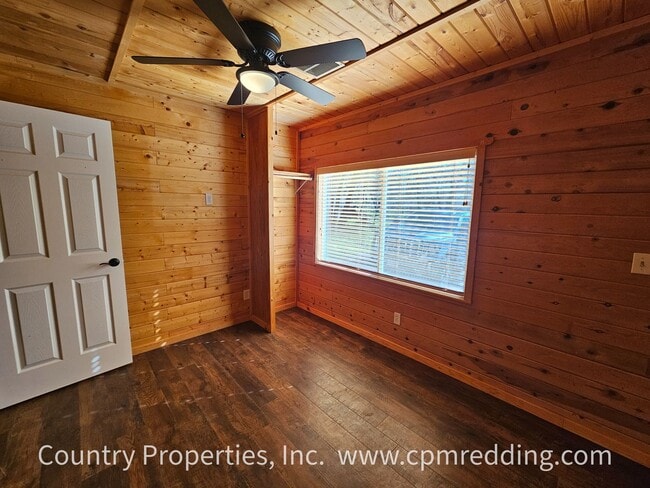 Building Photo - Country Living with 4 Bedrooms plus an Office!