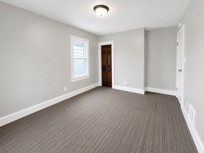 Building Photo - Spacious 4-bedroom home located in North Toledo