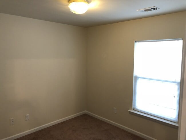 Building Photo - Conyers 3 Bed 2.5 Bath in Gated Community.