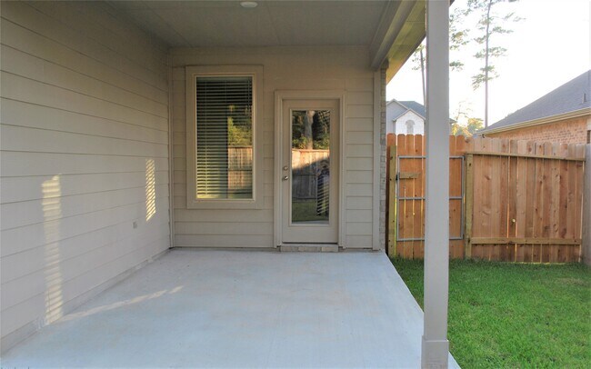 Building Photo - 14131 Lake Lodge Dr