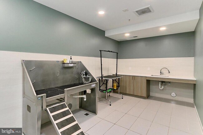 Building Photo - 635 Slaters Ln