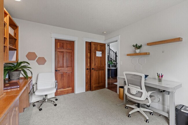 Building Photo - 2213 Grosvenor Ct