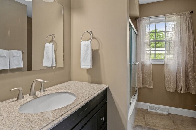 Building Photo - 2 Meadow Ln