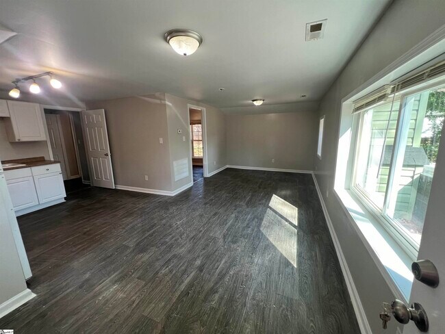 Building Photo - 801 Perry Rd