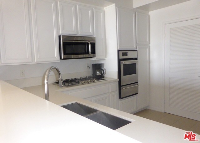 Building Photo - 1211 Sunset Plaza Dr