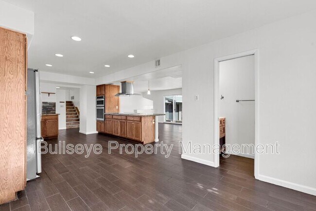 Building Photo - 1333 E Donner Dr