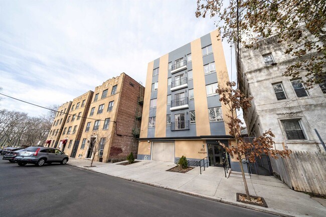 Building Photo - 186 Kensington Ave