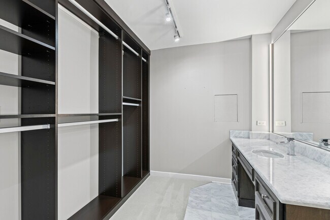 Building Photo - 850 N Dewitt Pl