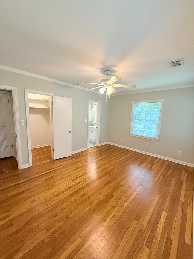 Building Photo - Quaint Upstairs 2 Bedroom