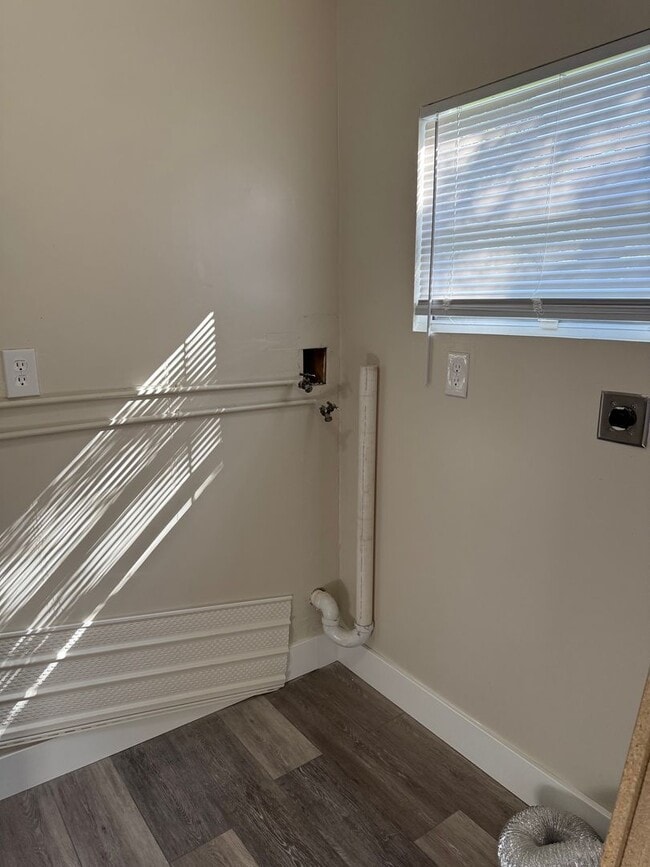 Building Photo - 3 Bedroom/1 Bathroom Single Family Home