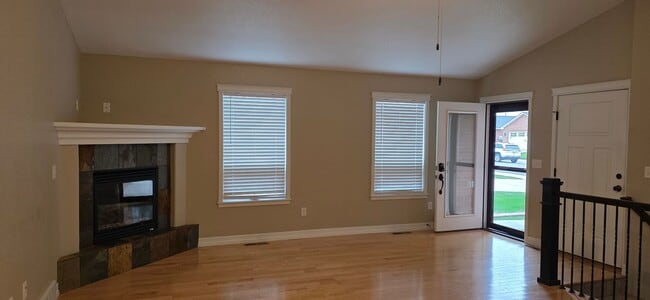 Building Photo - 414 Appletree Ct