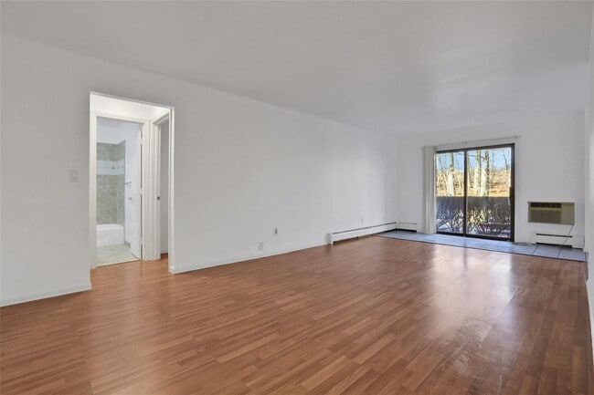 Building Photo - 10 Secora Rd