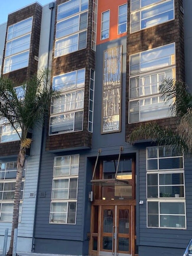 Building Photo - HUGE, remodeled 2 Level 2br/2Ba Loft, Park...