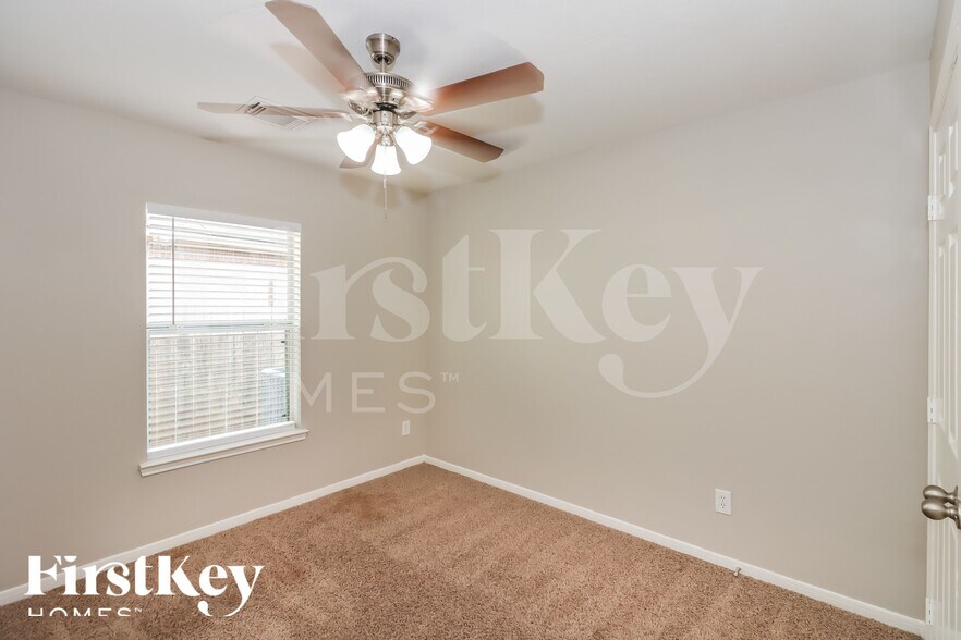 Building Photo - 2726 Lakecrest Way Dr