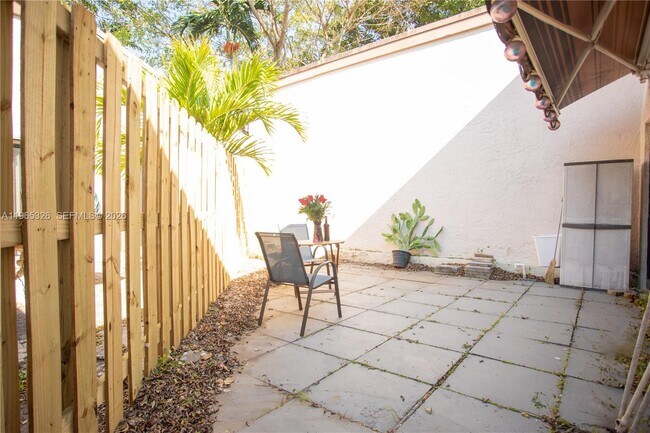 Building Photo - 523 Leslie Dr