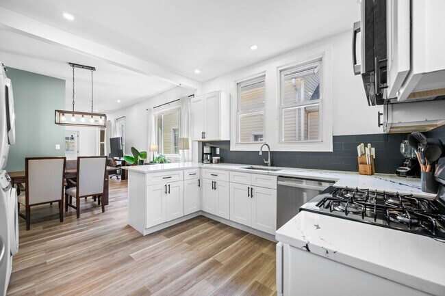 Building Photo - 906 Villa Ave